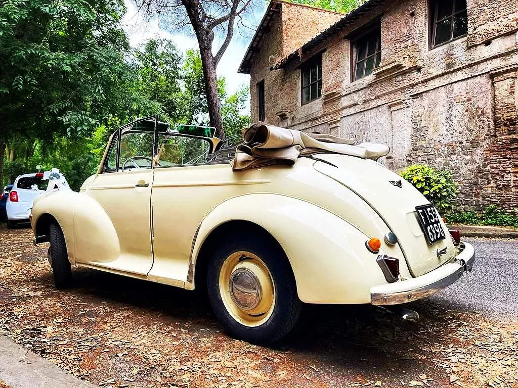 Noleggio Morris Minor convertibile bianca d'epoca per matrimoni a Roma, stile British